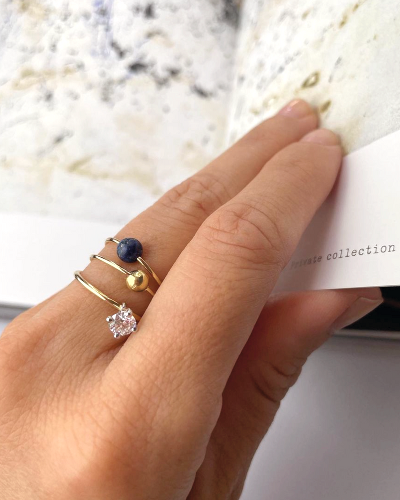 Ama ring in yellow gold and lapis lazuli